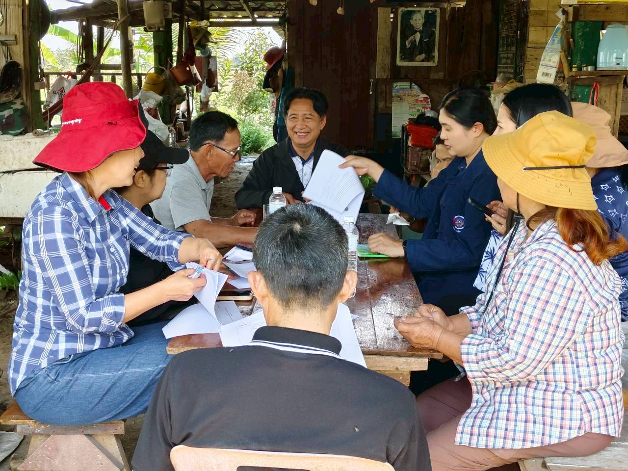 พช.แม่จัน : ติดตามการดำเนินงานของเครือข่ายศูนย์เรียนรู้การพัฒนาคุณภาพชีวิตตามหลักทฤษฎีใหม่ประยุต์สู่ "โคก หนอง นา โมเดล" อำเภอแม่จัน