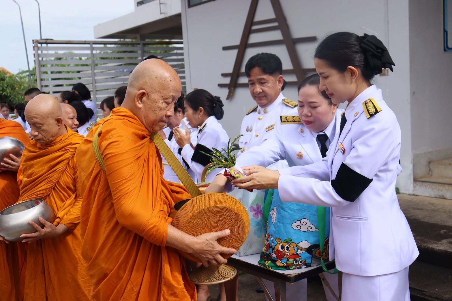 พช.แม่จัน : ร่วมพิธีทำบุญตักบาตรถวายพระราชกุศล และถวายสัตย์ปฏิญาณฯ เนื่องในวันเฉลิมพระชนมพรรษาพระบาทสมเด็จพระเจ้าอยู่หัว