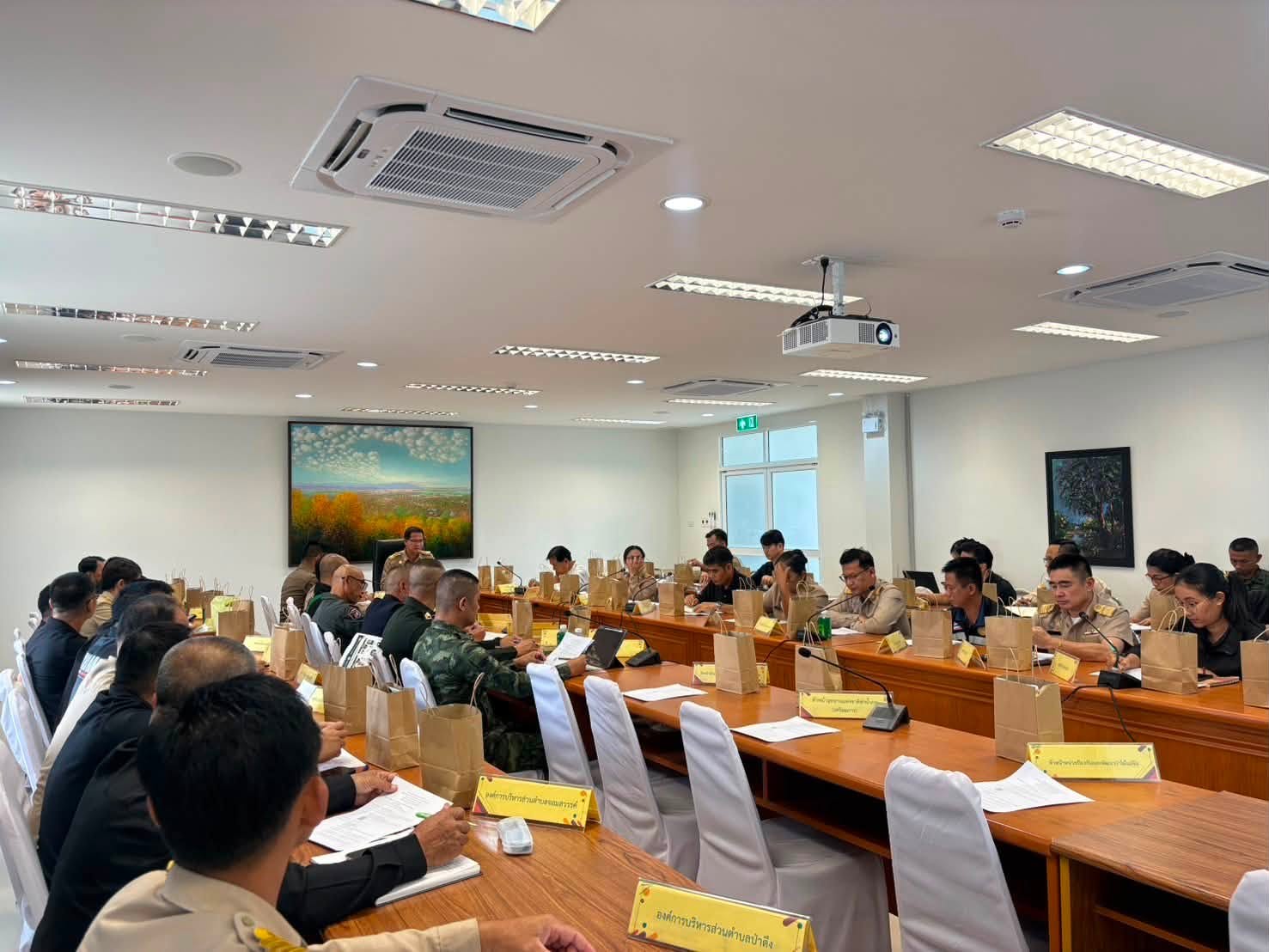 พช.แม่จัน : ร่วมประชุมหัวหน้าส่วนราชการ หัวหน้าหน่วยงานรัฐวิสาหกิจ ผู้บริหารสถานศึกษา ผู้บริหารองค์กรปกครองส่วนท้องถิ่น และคณะกรรมการบริหารงานอำเภอแบบบูรณาการอำเภอแม่จัน (กบอ.แม่จัน)